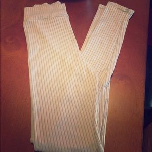 NWOT Pretty Little Thing ribbed leggings